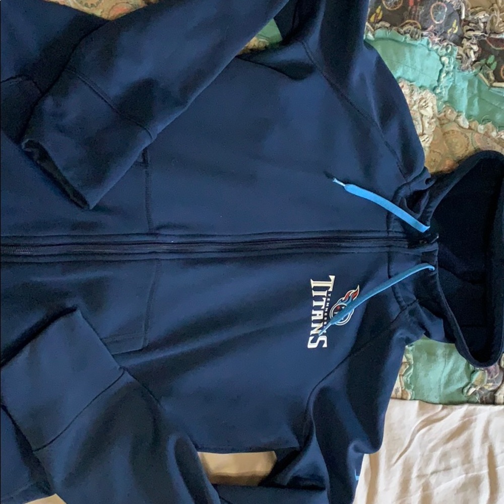 Titans zip up